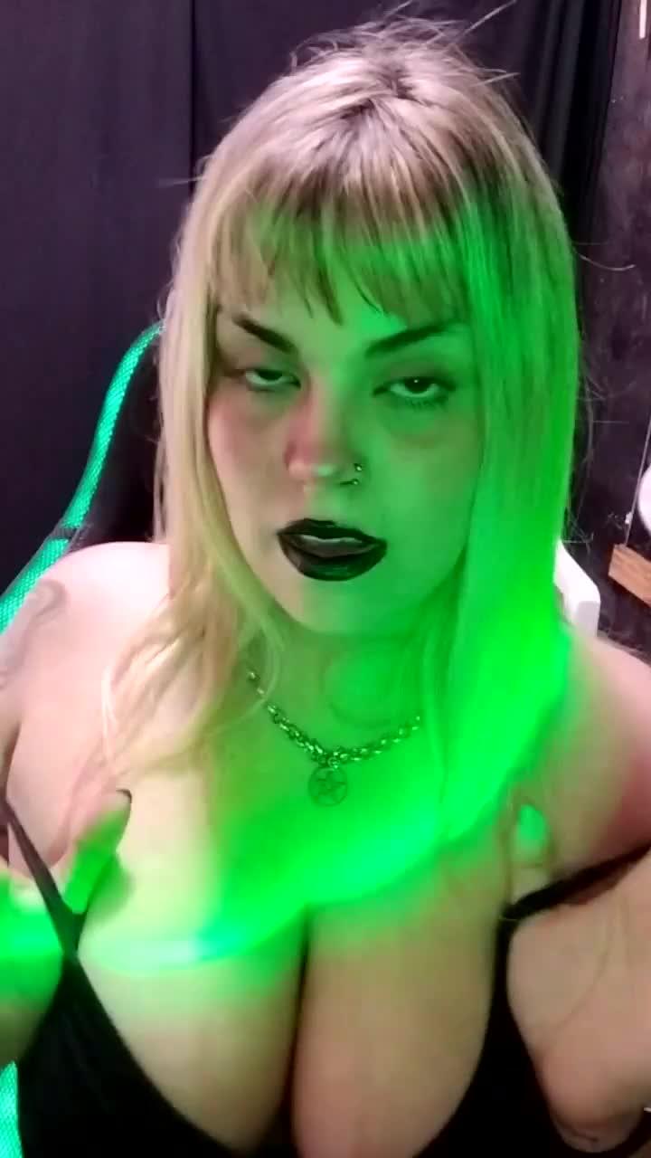 Profile Image for 𝕸𝖔𝖔𝖓🫧